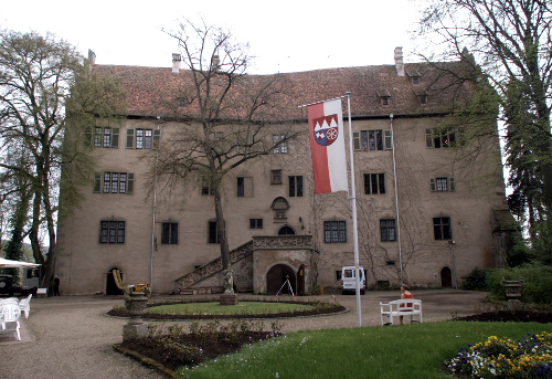 Abb. 1 Schloss Aschach. Ansicht des Schlossgebäudes vom Hof aus. Die linke Türe führt zum Brenngewölbe. (Foto J. Scherbaum)