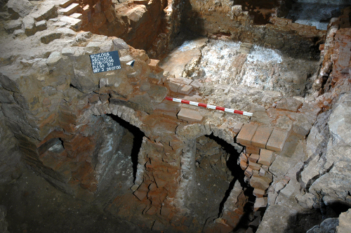 Abb. 4 Schloss Aschach. Blick auf die nebeneinander liegenden Schüröffnungen von Ofen A. (Foto J. Scherbaum)