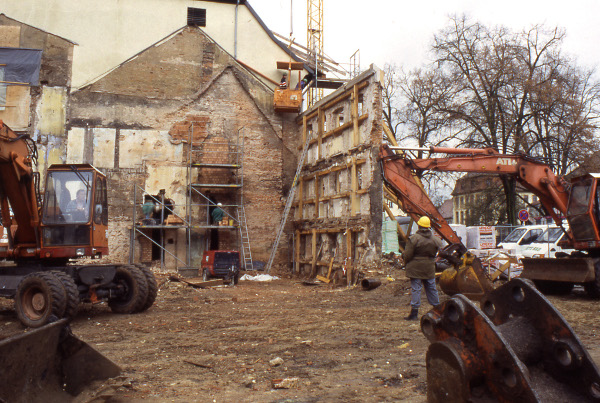 Abb. 3 Das Grundstück Schillerplatz 1 vor Grabungsbeginn. Abb. 3 Das Grundstück Schillerplatz alt 1 vor Grabungsbeginn.