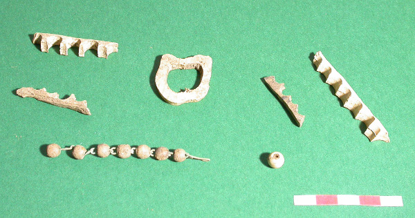 Abb. 7 Abfall des „Paternostermachers“. Ein Teil eines Rosenkranzes hat sich sogar mit Schnur erhalten. Abb. 7 Abfall des „Paternostermachers“. Ein Teil eines Rosenkranzes hat sich sogar mit Schnur erhalten.