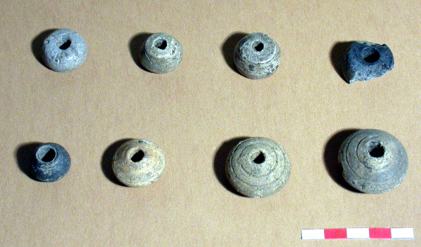 Abb. 8 Spinnwirtel aus Speckstein. 13. Jahrhundert. Abb. 8 Spinnwirtel aus Speckstein. 13. Jahrhundert.