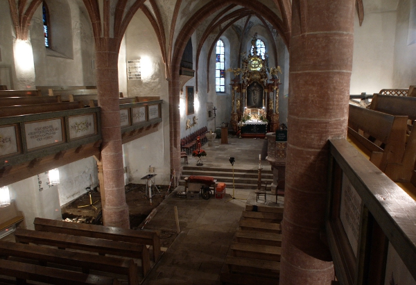 Abb. 1 Pfarrkirche Zum Heiligen Geist Grafengehaig. Blick von der südlichen Empore auf die erste Grabungsstelle und den Chorraum.