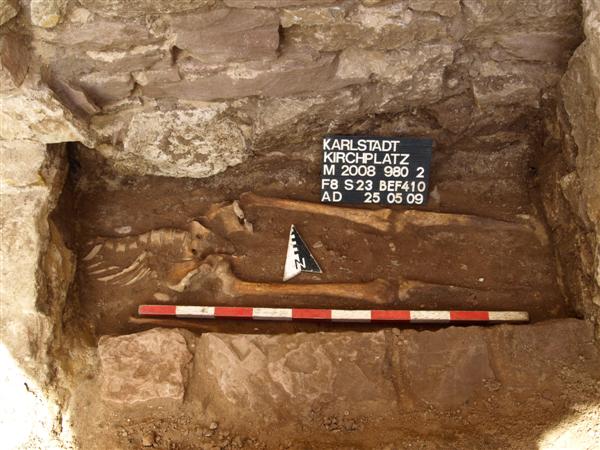 An der Südseite der Pfarrkirche wurde durch die Setzung der Fundamente ein Steinkistengrab gestört 