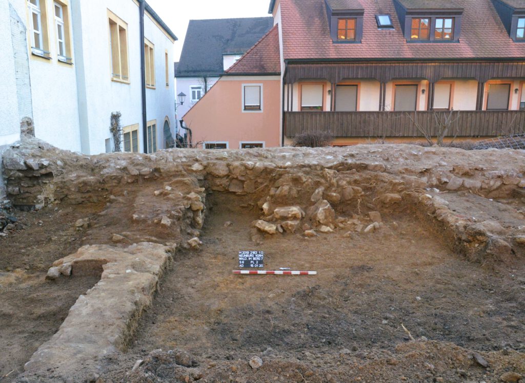 Ausgrabung der Ersten Stadtmauer in Neuenburg vorm Wald Sensationsfund